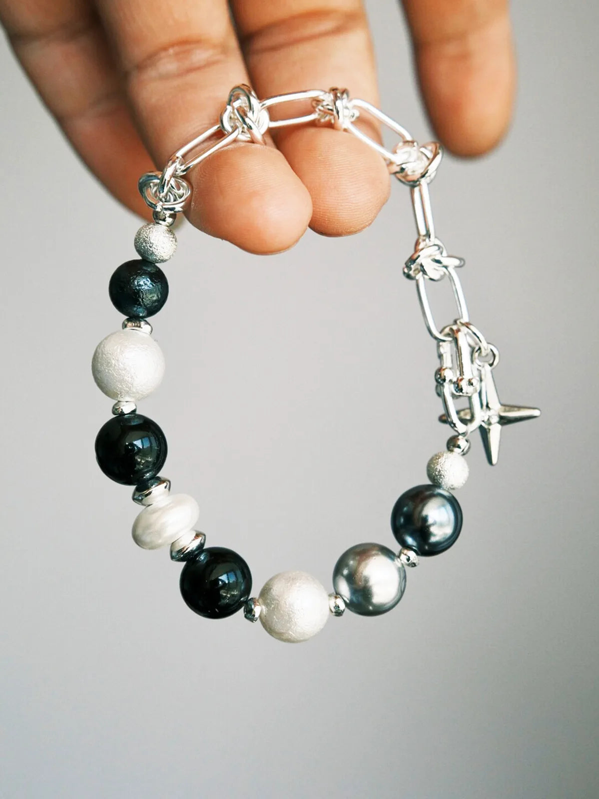 Men’s shell pearl bracelet, Urban Stoic Series Noir Warden, minimal jewelry aesthetic with 316L stainless steel and white copper details. Main image